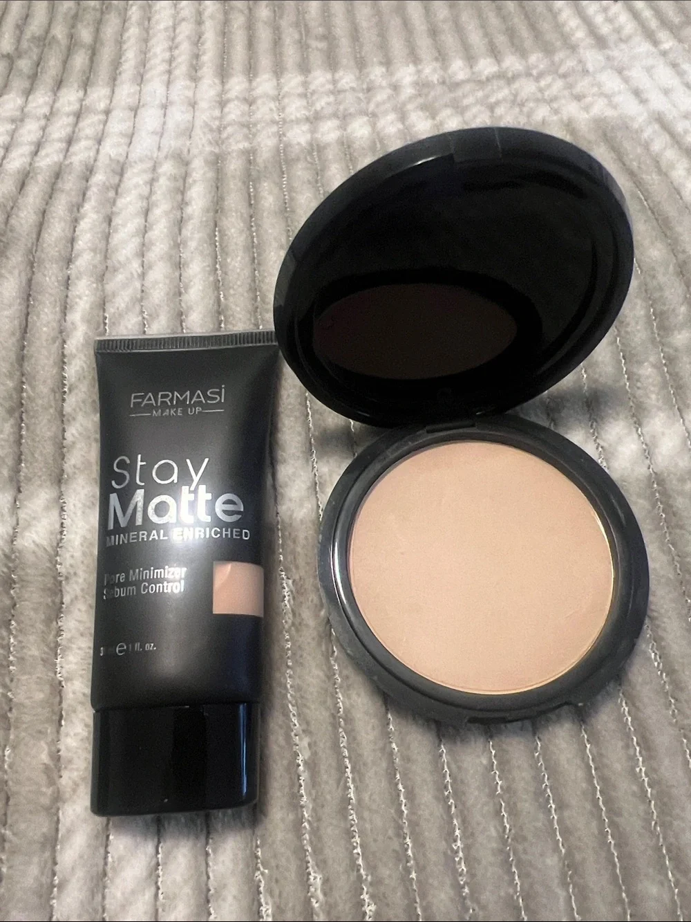 Farmasi Stay Matte Pore Minimizer Cream - Black with Beige Accent